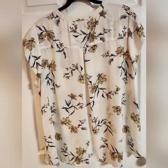 Reitmans Vneck Blouse, Size 2x, Floral pattern on Cream - Picture 2 of 3